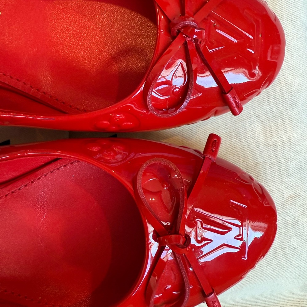 Louis Vuitton Red Flats with Glossy Finish - Picture 2 of 4